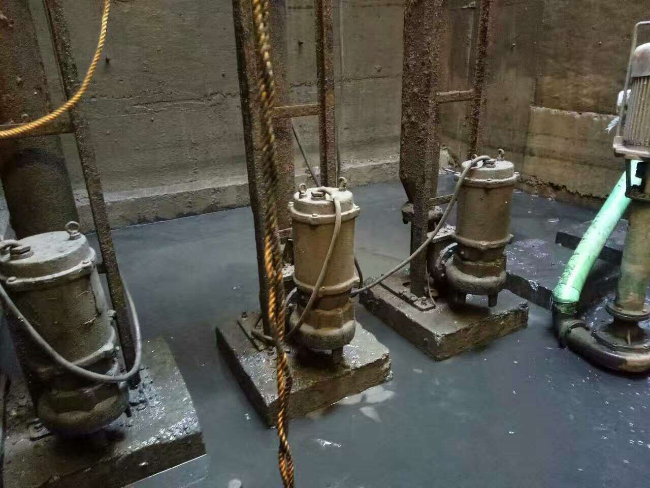 坡头镇污水池清理