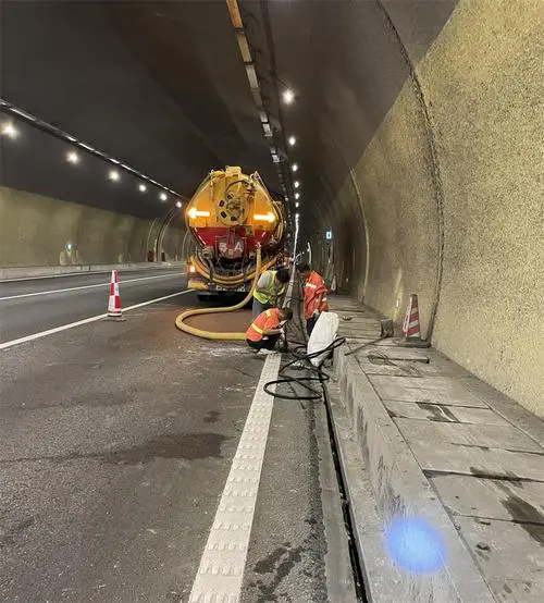 坡头镇隧道排水渠清淤